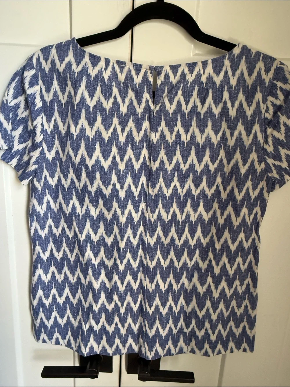 J. Crew Blue & White Ikat Short Sleeve Top size XS fits like a S. EUC.